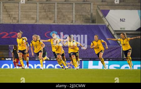 Linda Sembrant (n°3), de Suède, célèbre le premier but de leur équipe lors du match de quart de finale de l'UEFA Women's Euro 2022 au Leigh Sports Village. Date de la photo: Vendredi 22 juillet 2022. Banque D'Images