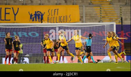 Linda Sembrant (n°3), de Suède, célèbre le premier but de leur équipe lors du match de quart de finale de l'UEFA Women's Euro 2022 au Leigh Sports Village. Date de la photo: Vendredi 22 juillet 2022. Banque D'Images