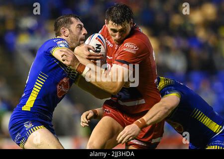 Sam Wood (24) de Hull KR est abordé par George Williams #7 et Jake Wardle #34 de Warrington Wolves Banque D'Images