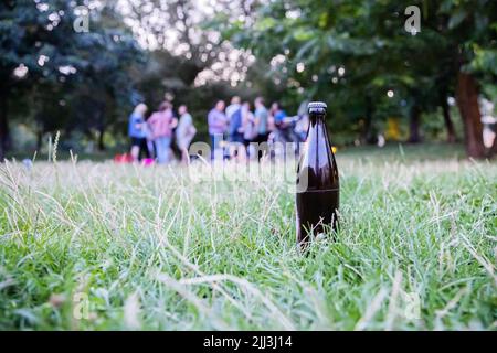 Berlin, Allemagne. 22nd juillet 2022. Une bouteille de bière se trouve sur la pelouse de Monbijoupark, dans le quartier berlinois de Mitte, peu avant l'entrée en vigueur de l'interdiction d'alcool. Après des émeutes, une interdiction d'alcool a été imposée dans le parc James Simon ainsi que dans le parc Monbijou de 10 heures à 6 heures, ce qui est limité jusqu'à 11 septembre. Credit: Christoph Soeder/dpa/Alay Live News Banque D'Images