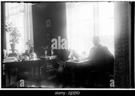 Sanatorium de Hålahult, intérieur, deux hommes assis, deux téléphones sur une table Banque D'Images