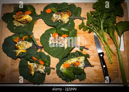 Petit déjeuner sain simple: Galettes de la Nouvelle-Zélande : (Galaxias maculatus): Sur les légumes frais du jardin, avec des fleurs comestibles. Banque D'Images