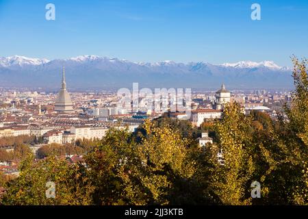 Turin, Italie - Circa novembre 2021: panorama avec les Alpes et Mole Antonelliana,.Horizon du symbole du Piémont région withi Monte dei Cappuccini - C Banque D'Images
