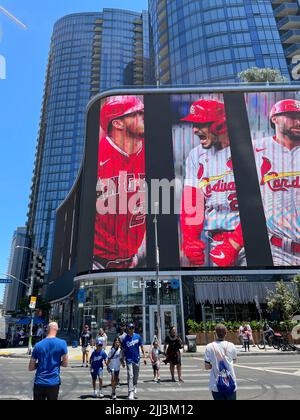 Les fans qui arrivent au Play ball Park fanfest accompagnant le All Star Game 2022 à Los Angeles, CA Banque D'Images
