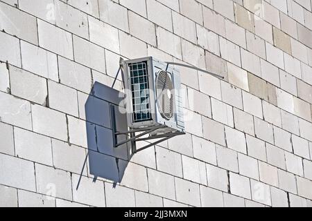 refroidisseur blanc avec grille de ventilation sur mur en pierre blanche, diversité des technologies climatiques Banque D'Images