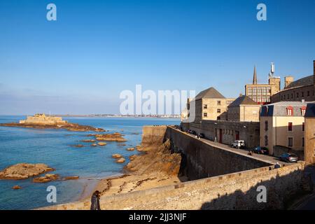 Saint-Malo, France - 15 octobre 2021 : vue depuis la magnifique promenade sur les remparts de la vieille ville de Saint-Malo, France. Banque D'Images