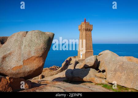 Ploumanach, France - 17 octobre 2021 : touristes sur la Côte de granit rose. C'est une partie de la côte dans le département des Côtes d'Armor du nord du B Banque D'Images