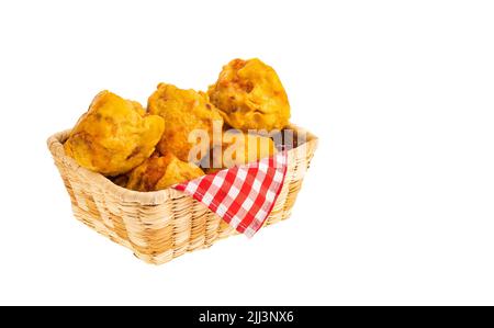 Pommes de terre farcies frites colombiennes - cuisine de rue colombienne Banque D'Images