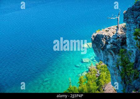 Falaises escarpment à Lion's Head dans la péninsule Bruce, baie Georgienne, Ontario, Canada. Banque D'Images