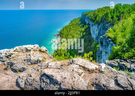 Falaises le long du sentier Bruce, à Lion's Head, dans la péninsule Bruce, baie Georgienne, Ontario, Canada. Banque D'Images