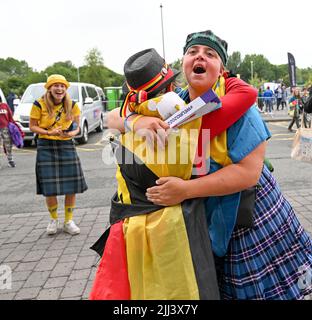 Leigh, Royaume-Uni. 22nd juillet 2022. Les fans belges et suédois dansent en avance sur un match entre l'équipe nationale féminine de football belge The Red Flames et la Suède, à Leigh, en Angleterre, le vendredi 22 juillet 2022, dans les quarts de finale du tournoi féminin Euro 2022. Le championnat européen de football féminin 2022 de l'UEFA aura lieu du 6 au 31 juillet. BELGA PHOTO DAVID CATRY crédit: Belga News Agency/Alay Live News Banque D'Images