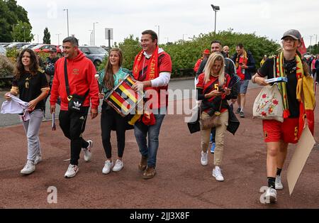Leigh, Royaume-Uni. 22nd juillet 2022. Fans et supporters belges photographiés avant un match entre l'équipe nationale féminine de football belge The Red Flames et la Suède, à Leigh, en Angleterre, le vendredi 22 juillet 2022, dans les quarts de finale du tournoi féminin Euro 2022. Le championnat européen de football féminin 2022 de l'UEFA aura lieu du 6 au 31 juillet. BELGA PHOTO DAVID CATRY crédit: Belga News Agency/Alay Live News Banque D'Images