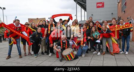 Leigh, Royaume-Uni. 22nd juillet 2022. Fans et supporters belges photographiés avant un match entre l'équipe nationale féminine de football belge The Red Flames et la Suède, à Leigh, en Angleterre, le vendredi 22 juillet 2022, dans les quarts de finale du tournoi féminin Euro 2022. Le championnat européen de football féminin 2022 de l'UEFA aura lieu du 6 au 31 juillet. BELGA PHOTO DAVID CATRY crédit: Belga News Agency/Alay Live News Banque D'Images