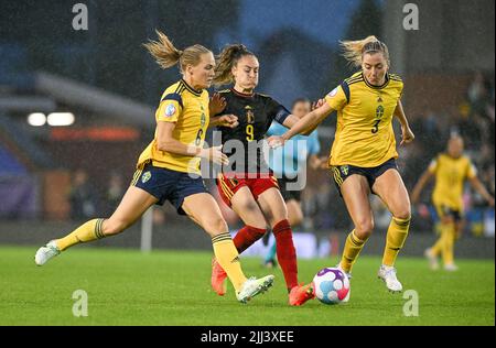 Leigh, Royaume-Uni. 22nd juillet 2022. Magdalena Eriksson en Suède, Tessa Wullaert en Belgique et Linda Sembrant en Suède se battent pour le ballon lors d'un match entre l'équipe nationale féminine de football belge The Red Flames et la Suède, à Leigh, en Angleterre, le vendredi 22 juillet 2022, dans les quarts de finale du tournoi féminin Euro 2022. Le championnat européen de football féminin 2022 de l'UEFA aura lieu du 6 au 31 juillet. BELGA PHOTO DAVID CATRY crédit: Belga News Agency/Alay Live News Banque D'Images