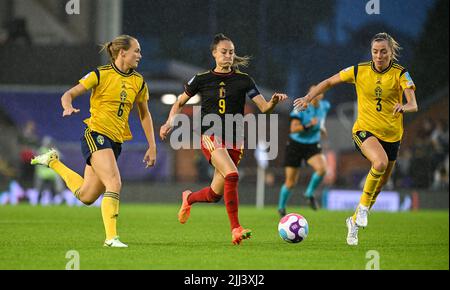 Leigh, Royaume-Uni. 22nd juillet 2022. Magdalena Eriksson en Suède, Tessa Wullaert en Belgique et Linda Sembrant en Suède se battent pour le ballon lors d'un match entre l'équipe nationale féminine de football belge The Red Flames et la Suède, à Leigh, en Angleterre, le vendredi 22 juillet 2022, dans les quarts de finale du tournoi féminin Euro 2022. Le championnat européen de football féminin 2022 de l'UEFA aura lieu du 6 au 31 juillet. BELGA PHOTO DAVID CATRY crédit: Belga News Agency/Alay Live News Banque D'Images