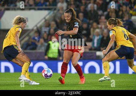 Leigh, Royaume-Uni. 22nd juillet 2022. Linda Sembrant, de la Belgique, Tine de Coigny et de la Suède, Magdalena Eriksson, photographiés en action lors d'un match entre l'équipe nationale féminine de football belge The Red Flames et la Suède, à Leigh, en Angleterre, le vendredi 22 juillet 2022, dans les quarts de finale du tournoi féminin Euro 2022. Le championnat européen de football féminin 2022 de l'UEFA aura lieu du 6 au 31 juillet. BELGA PHOTO DAVID CATRY crédit: Belga News Agency/Alay Live News Banque D'Images