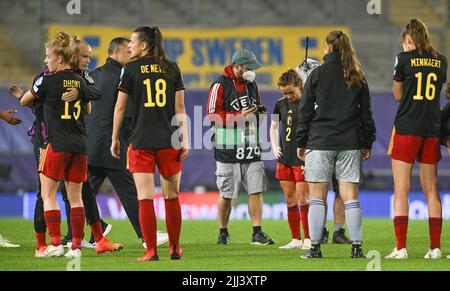 Leigh, Royaume-Uni. 22nd juillet 2022. Les joueurs de Belgique semblent déprimés après un match entre l'équipe nationale féminine de football belge The Red Flames et la Suède, à Leigh, en Angleterre, le vendredi 22 juillet 2022, dans les quarts de finale du tournoi féminin Euro 2022. Le championnat européen de football féminin 2022 de l'UEFA aura lieu du 6 au 31 juillet. BELGA PHOTO DAVID CATRY crédit: Belga News Agency/Alay Live News Banque D'Images