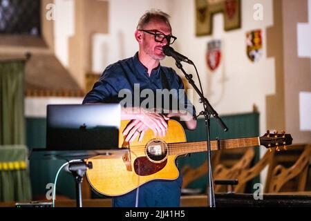 Édimbourg, Écosse. Ven 22 2022. Gordon McIntyre, chanteur-compositeur écossais, se produit à la chapelle Saint-Vincent pour célébrer le lancement de son album solo "même avec le soutien des autres" sur Lost Map Records. Gordon McIntyre est un héros culte sur la scène musicale souterraine d'Édimbourg et d'Écosse depuis plus de 20 ans, il est plus connu comme le chanteur-compositeur du groupe Ballboy, qui a été promu par le célèbre DJ John Peel. En 2008, il collabore avec le célèbre dramaturge/réalisateur David Greig à l’émission multiprimée ‘Mydsummer (une pièce avec des chansons)’. Banque D'Images