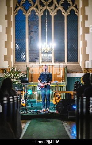 Édimbourg, Écosse. Ven 22 2022. Gordon McIntyre, chanteur-compositeur écossais, se produit à la chapelle Saint-Vincent pour célébrer le lancement de son album solo "même avec le soutien des autres" sur Lost Map Records. Gordon McIntyre est un héros culte sur la scène musicale souterraine d'Édimbourg et d'Écosse depuis plus de 20 ans, il est plus connu comme le chanteur-compositeur du groupe Ballboy, qui a été promu par le célèbre DJ John Peel. En 2008, il collabore avec le célèbre dramaturge/réalisateur David Greig à l’émission multiprimée ‘Mydsummer (une pièce avec des chansons)’. Banque D'Images