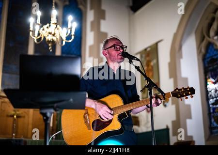 Édimbourg, Écosse. Ven 22 2022. Gordon McIntyre, chanteur-compositeur écossais, se produit à la chapelle Saint-Vincent pour célébrer le lancement de son album solo "même avec le soutien des autres" sur Lost Map Records. Gordon McIntyre est un héros culte sur la scène musicale souterraine d'Édimbourg et d'Écosse depuis plus de 20 ans, il est plus connu comme le chanteur-compositeur du groupe Ballboy, qui a été promu par le célèbre DJ John Peel. En 2008, il collabore avec le célèbre dramaturge/réalisateur David Greig à l’émission multiprimée ‘Mydsummer (une pièce avec des chansons)’. Banque D'Images