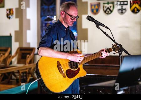 Édimbourg, Écosse. Ven 22 2022. Gordon McIntyre, chanteur-compositeur écossais, se produit à la chapelle Saint-Vincent pour célébrer le lancement de son album solo "même avec le soutien des autres" sur Lost Map Records. Gordon McIntyre est un héros culte sur la scène musicale souterraine d'Édimbourg et d'Écosse depuis plus de 20 ans, il est plus connu comme le chanteur-compositeur du groupe Ballboy, qui a été promu par le célèbre DJ John Peel. En 2008, il collabore avec le célèbre dramaturge/réalisateur David Greig à l’émission multiprimée ‘Mydsummer (une pièce avec des chansons)’. Banque D'Images