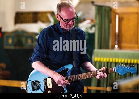 Édimbourg, Écosse. Ven 22 2022. Gordon McIntyre, chanteur-compositeur écossais, se produit à la chapelle Saint-Vincent pour célébrer le lancement de son album solo "même avec le soutien des autres" sur Lost Map Records. Gordon McIntyre est un héros culte sur la scène musicale souterraine d'Édimbourg et d'Écosse depuis plus de 20 ans, il est plus connu comme le chanteur-compositeur du groupe Ballboy, qui a été promu par le célèbre DJ John Peel. En 2008, il collabore avec le célèbre dramaturge/réalisateur David Greig à l’émission multiprimée ‘Mydsummer (une pièce avec des chansons)’. Banque D'Images