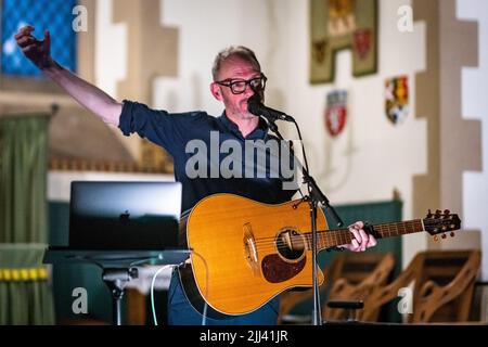 Édimbourg, Écosse. Ven 22 2022. Gordon McIntyre, chanteur-compositeur écossais, se produit à la chapelle Saint-Vincent pour célébrer le lancement de son album solo "même avec le soutien des autres" sur Lost Map Records. Gordon McIntyre est un héros culte sur la scène musicale souterraine d'Édimbourg et d'Écosse depuis plus de 20 ans, il est plus connu comme le chanteur-compositeur du groupe Ballboy, qui a été promu par le célèbre DJ John Peel. En 2008, il collabore avec le célèbre dramaturge/réalisateur David Greig à l’émission multiprimée ‘Mydsummer (une pièce avec des chansons)’. Banque D'Images