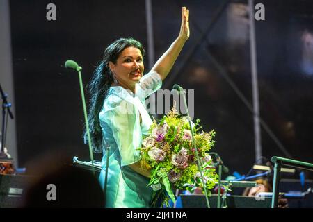 Ratisbonne, Allemagne. 22nd juillet 2022. La star russe de l'opéra Anna Netrebko se fait monter sur scène pendant le Schlossfestspiele dans la cour de la rue Saint-Emmeram Fürstenschloss. Credit: Armin Weigel/dpa/Alay Live News Banque D'Images