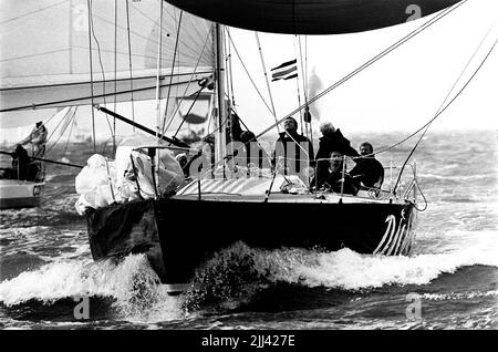 AJAXNETPHOTO. 1985. SOLENT, ANGLETERRE. - COUPE DE L'AMIRAL - DIVA, MEMBRE DE L'ÉQUIPE ALLEMANDE, EN COMPÉTITION CÔTIÈRE. PHOTO:JONATHAN EASTLAND/AJAX REF:1985 24 Banque D'Images