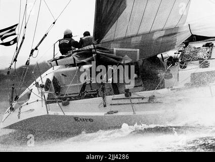 AJAXNETPHOTO. 1985. SOLENT, ANGLETERRE. - COUPE DE L'AMIRAL - EURO, MEMBRE DE L'ÉQUIPE DANOISE, UN DÉBUT DE COURSE DE LA MANCHE. PHOTO:JONATHAN EASTLAND/AJAX REF:340 222904 11 Banque D'Images