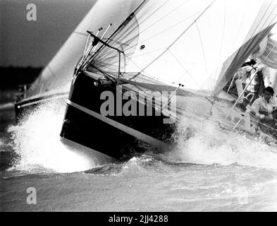 AJAXNETPHOTO. 1985. SOLENT, ANGLETERRE. - COUPE DE L'AMIRAL - MARIONNETTE (SINGAPOUR) AU DÉBUT DE LA COURSE DE FASTNET EN MER BOSSELÉE AU LARGE DU POINT D'ÉGYPTE. PHOTO:JONATHAN EASTLAND/AJAX. RÉF. : 340 222904 10 Banque D'Images