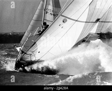 AJAXNETPHOTO. 1985. SOLENT, ANGLETERRE. - COUPE DE L'AMIRAL - MARIONNETTE (SINGAPOUR) AU DÉBUT DE LA COURSE DE FASTNET EN MER BOSSELÉE AU LARGE DU POINT D'ÉGYPTE. PHOTO:JONATHAN EASTLAND/AJAX. RÉF. : 340 222904 13 Banque D'Images