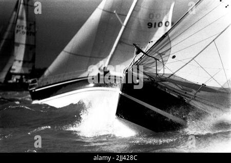 AJAXNETPHOTO. 1985. SOLENT, ANGLETERRE. - COUPE DE L'AMIRAL - MARIONNETTE (SINGAPOUR) AU DÉBUT DE LA COURSE DE FASTNET EN MER BOSSELÉE AU LARGE DU POINT D'ÉGYPTE. PHOTO:JONATHAN EASTLAND/AJAX. RÉF. : 340 222904 23 Banque D'Images