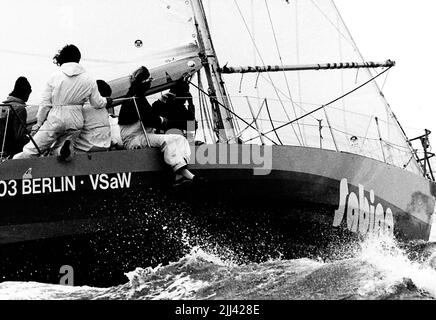 AJAXNETPHOTO. 1983. SOLENT, ANGLETERRE. - COUPE DE L'AMIRAL - SABINA, MEMBRE DE L'ÉQUIPE ALLEMANDE GAGNANTE, EN COMPÉTITION EN 3RD COURSE CÔTIÈRE. PHOTO:JONATHAN EASTLAND/AJAX REF:340 222904 12 Banque D'Images