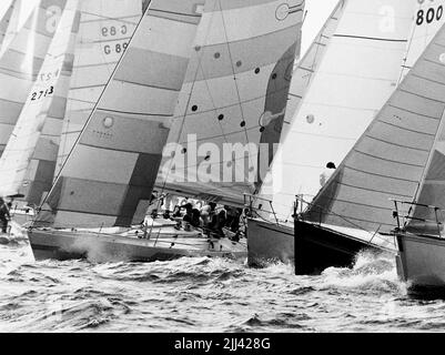 AJAXNETPHOTO. 1983. SOLENT, ANGLETERRE. - COUPE DE L'AMIRAL - LA FLOTTE S'ARRONDISSANT À LA COURSE CÔTIÈRE DE 2ND. PHOTO:JONATHAN EASTLAND/AJAX REF:340 222904 32 Banque D'Images