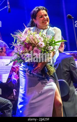 Ratisbonne, Allemagne. 22nd juillet 2022. Anna Netrebko, la star russe de l'opéra, prend place dans la cour du Palais du Prince d'Emmeram pendant le Festival du Palais. Credit: Armin Weigel/dpa/Alay Live News Banque D'Images