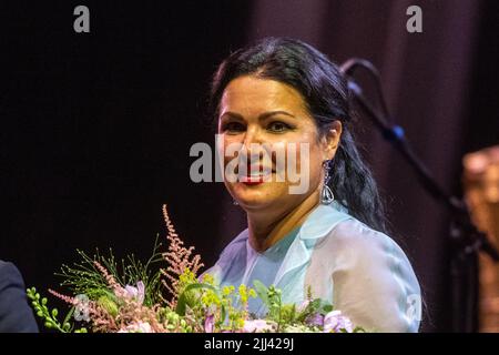 Ratisbonne, Allemagne. 22nd juillet 2022. Anna Netrebko, la star russe de l'opéra, prend place dans la cour du Palais du Prince d'Emmeram pendant le Festival du Palais. Credit: Armin Weigel/dpa/Alay Live News Banque D'Images