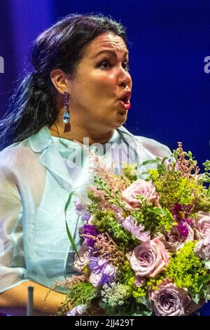 Ratisbonne, Allemagne. 22nd juillet 2022. Anna Netrebko, la star russe de l'opéra, chante sur scène dans la cour du Palais du Prince de Saint-Emmeram pendant le Festival du Palais. Credit: Armin Weigel/dpa/Alay Live News Banque D'Images