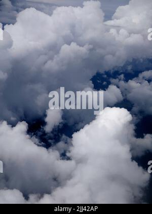 AJAXNETPHOTO. 2018. CHAÎNE ANGLAISE. - NUAGES CUMULUS. - CUMULUS CHARGÉS EN HUMIDITÉ NUAGES SUR LE CANAL VU D'EN HAUT. PHOTO:JONATHAN EASTLAND/AJAX REF:GX8 182807 7 Banque D'Images