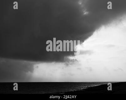 AJAXNETPHOTO. SEPTEMBRE 2020. WORTHING, ANGLETERRE. - CALME AVANT LA TEMPÊTE - COUVAISON DE NUAGES STRATUS BAS SUR LA MER SOMBRE MENAÇANTE EN REGARDANT À TRAVERS LE CANAL. PHOTO:JONATHAN EASTLAND/AJAX REF:GX9 211209 2383 2 Banque D'Images