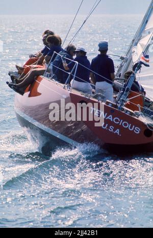 AJAXNETPHOTO. 1975. SOLENT, ANGLETERRE. - COUPE DE L'AMIRAL - TED TURNER AU VOLANT DE L'ENTRÉE AMÉRICAINE TENACE LORS D'UNE COURSE CÔTIÈRE DANS LE SOLENT. PHOTO:JONATHAN EASTLAND/AJAX REF:52106 1 16 2 Banque D'Images