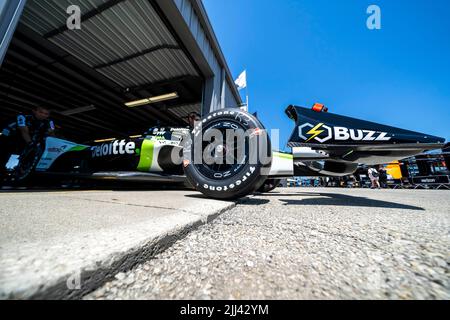 Newton, IA, États-Unis. 22nd juillet 2022. Les membres d'équipage de Rick Ware Racing préparent leur voiture de course avant une pratique pour le Hy-Vee Saltue aux agriculteurs 300 à Newton, IA, USA. (Credit image: © Walter G. Arce Sr./ZUMA Press Wire) Credit: ZUMA Press, Inc./Alamy Live News Banque D'Images