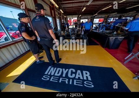 Newton, IA, États-Unis. 22nd juillet 2022. Les membres d'équipage de l'AJFoyt Racing préparent leur voiture de course avant un entraînement pour le Hy-Vee Saltue aux agriculteurs 300 à Newton, IA, USA. (Credit image: © Walter G. Arce Sr./ZUMA Press Wire) Credit: ZUMA Press, Inc./Alamy Live News Banque D'Images