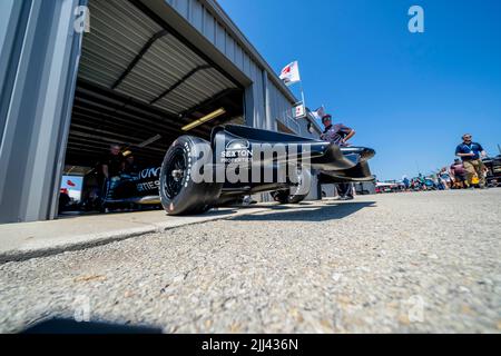 Newton, IA, États-Unis. 22nd juillet 2022. Les membres d'équipage de l'AJFoyt Racing préparent leur voiture de course avant un entraînement pour le Hy-Vee Saltue aux agriculteurs 300 à Newton, IA, USA. (Credit image: © Walter G. Arce Sr./ZUMA Press Wire) Credit: ZUMA Press, Inc./Alamy Live News Banque D'Images