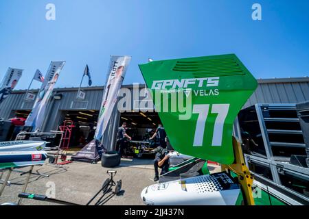 Newton, IA, États-Unis. 22nd juillet 2022. Les membres d'équipage de Juncos Racing préparent leur voiture de course avant une séance d'entraînement pour la Saltue Hy-Vee aux agriculteurs 300 à Newton, IA, Etats-Unis. (Credit image: © Walter G. Arce Sr./ZUMA Press Wire) Credit: ZUMA Press, Inc./Alamy Live News Banque D'Images
