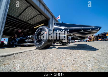 Newton, IA, États-Unis. 22nd juillet 2022. Les membres d'équipage de l'AJFoyt Racing préparent leur voiture de course avant un entraînement pour le Hy-Vee Saltue aux agriculteurs 300 à Newton, IA, USA. (Credit image: © Walter G. Arce Sr./ZUMA Press Wire) Credit: ZUMA Press, Inc./Alamy Live News Banque D'Images
