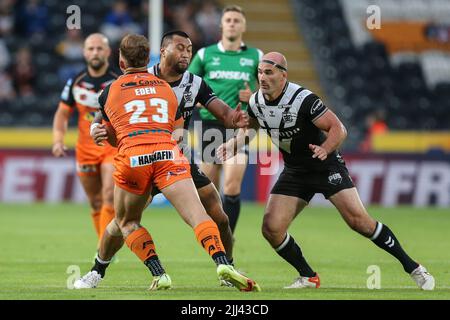 Greg Eden #23 de Castleford Tigers est abordé par Ligi Sao #8 de Hull FC Banque D'Images