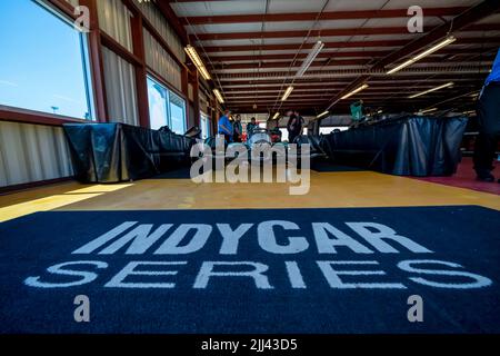 Newton, IA, États-Unis. 22nd juillet 2022. Les membres d'équipage de l'AJFoyt Racing préparent leur voiture de course avant un entraînement pour le Hy-Vee Saltue aux agriculteurs 300 à Newton, IA, USA. (Credit image: © Walter G. Arce Sr./ZUMA Press Wire) Credit: ZUMA Press, Inc./Alamy Live News Banque D'Images