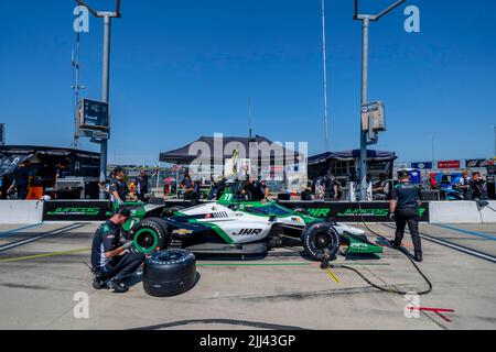 Newton, IA, États-Unis. 22nd juillet 2022. Les membres d'équipage de Juncos Racing préparent leur voiture de course avant une séance d'entraînement pour la Saltue Hy-Vee aux agriculteurs 300 à Newton, IA, Etats-Unis. (Credit image: © Walter G. Arce Sr./ZUMA Press Wire) Credit: ZUMA Press, Inc./Alamy Live News Banque D'Images