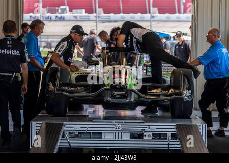 Newton, IA, États-Unis. 22nd juillet 2022. Les membres d'équipage de Rick Ware Racing préparent leur voiture de course avant une pratique pour le Hy-Vee Saltue aux agriculteurs 300 à Newton, IA, USA. (Credit image: © Walter G. Arce Sr./ZUMA Press Wire) Credit: ZUMA Press, Inc./Alamy Live News Banque D'Images